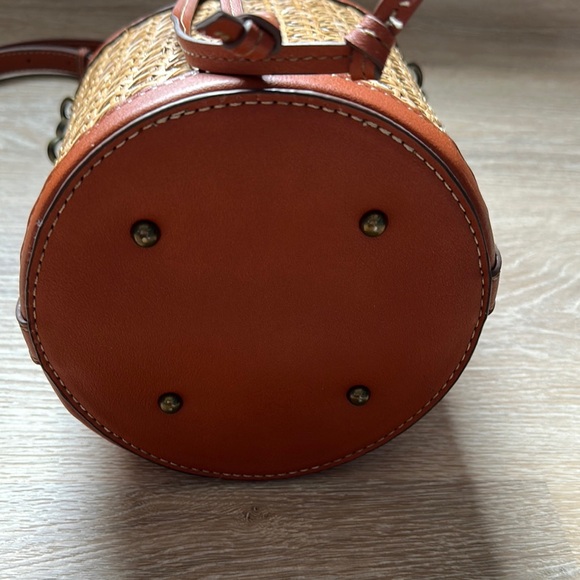 Tommy Bahama woven crossbody bucket bag with removable straps - Picture 3 of 11